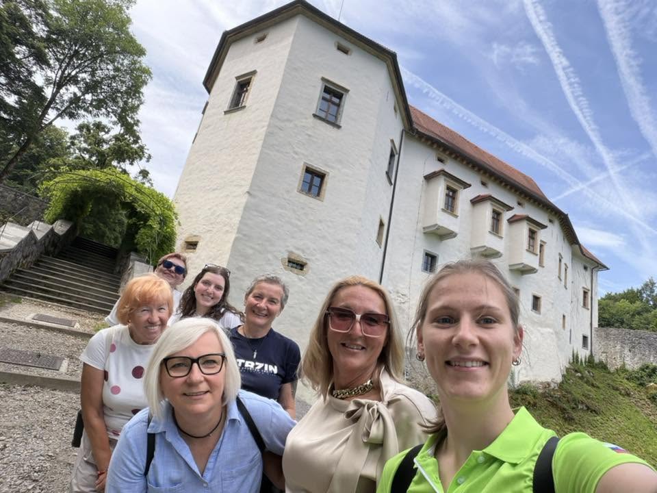 Dekleta, pištolašice, ki se že vrsto let družijo, so se tokrat dobile na našem strelišču, prijateljsko odstrelile trening tekmovanje, nato pa odšle spoznavat Občina Trzin in… – fotografija 2