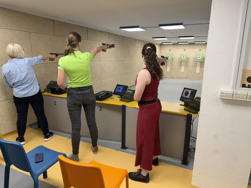 Dekleta, pištolašice, ki se že vrsto let družijo, so se tokrat dobile na našem strelišču, prijateljsko odstrelile trening tekmovanje, nato pa odšle spoznavat Občina Trzin in… – fotografija 4