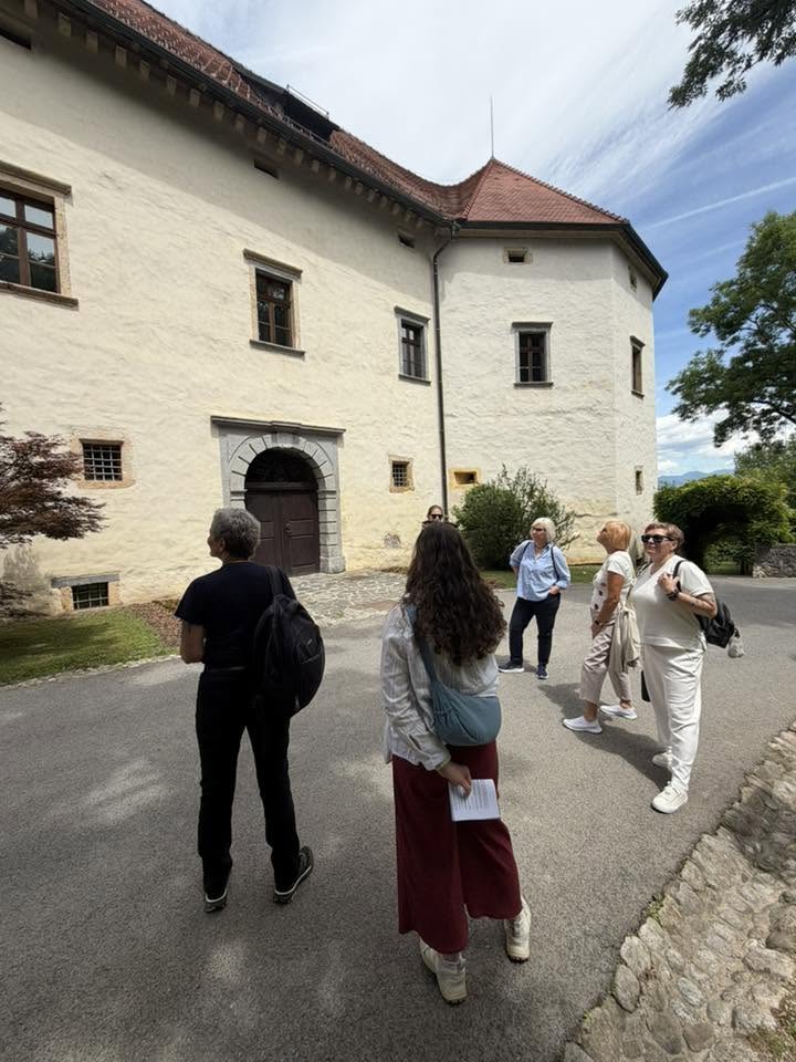 Dekleta, pištolašice, ki se že vrsto let družijo, so se tokrat dobile na našem strelišču, prijateljsko odstrelile trening tekmovanje, nato pa odšle spoznavat Občina Trzin in… – fotografija 10