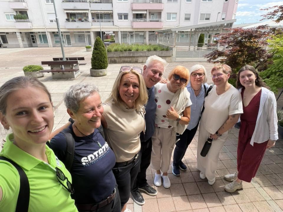 Dekleta, pištolašice, ki se že vrsto let družijo, so se tokrat dobile na našem strelišču, prijateljsko odstrelile trening tekmovanje, nato pa odšle spoznavat Občina Trzin in… – fotografija 11