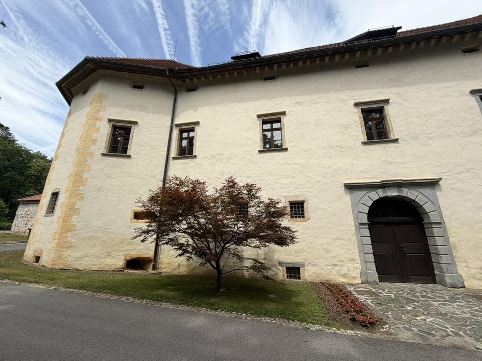 Dekleta, pištolašice, ki se že vrsto let družijo, so se tokrat dobile na našem strelišču, prijateljsko odstrelile trening tekmovanje, nato pa odšle spoznavat Občina Trzin in… – fotografija 20