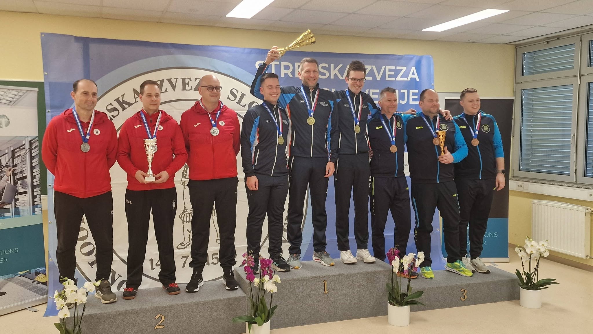 Za nami je že prvi dan državnega prvenstva v streljanju z zračnim orožjem v Ormožu in dosegli smo izjemen klubski uspeh, saj smo v vseh štirih ekipnih razvrstitvah članic in… – fotografija 2