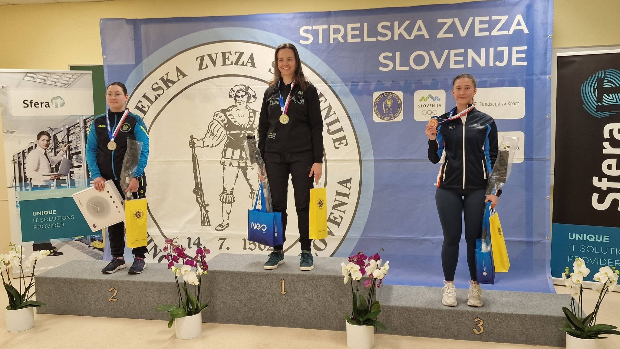 Za nami je že prvi dan državnega prvenstva v streljanju z zračnim orožjem v Ormožu in dosegli smo izjemen klubski uspeh, saj smo v vseh štirih ekipnih razvrstitvah članic in… – fotografija 3