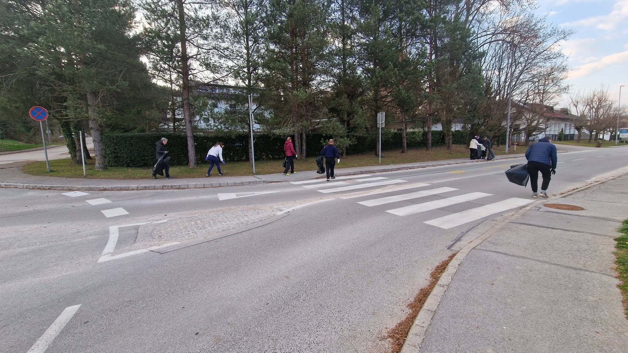 Tudi letos smo se odzvali na čistilno akcijo Občina Trzin in se en dan pred uradnim čiščenjem odpravili v dodeljeno industrijsko cono Trzin, ter čistili že tako očiščen Trzin. – fotografija 2