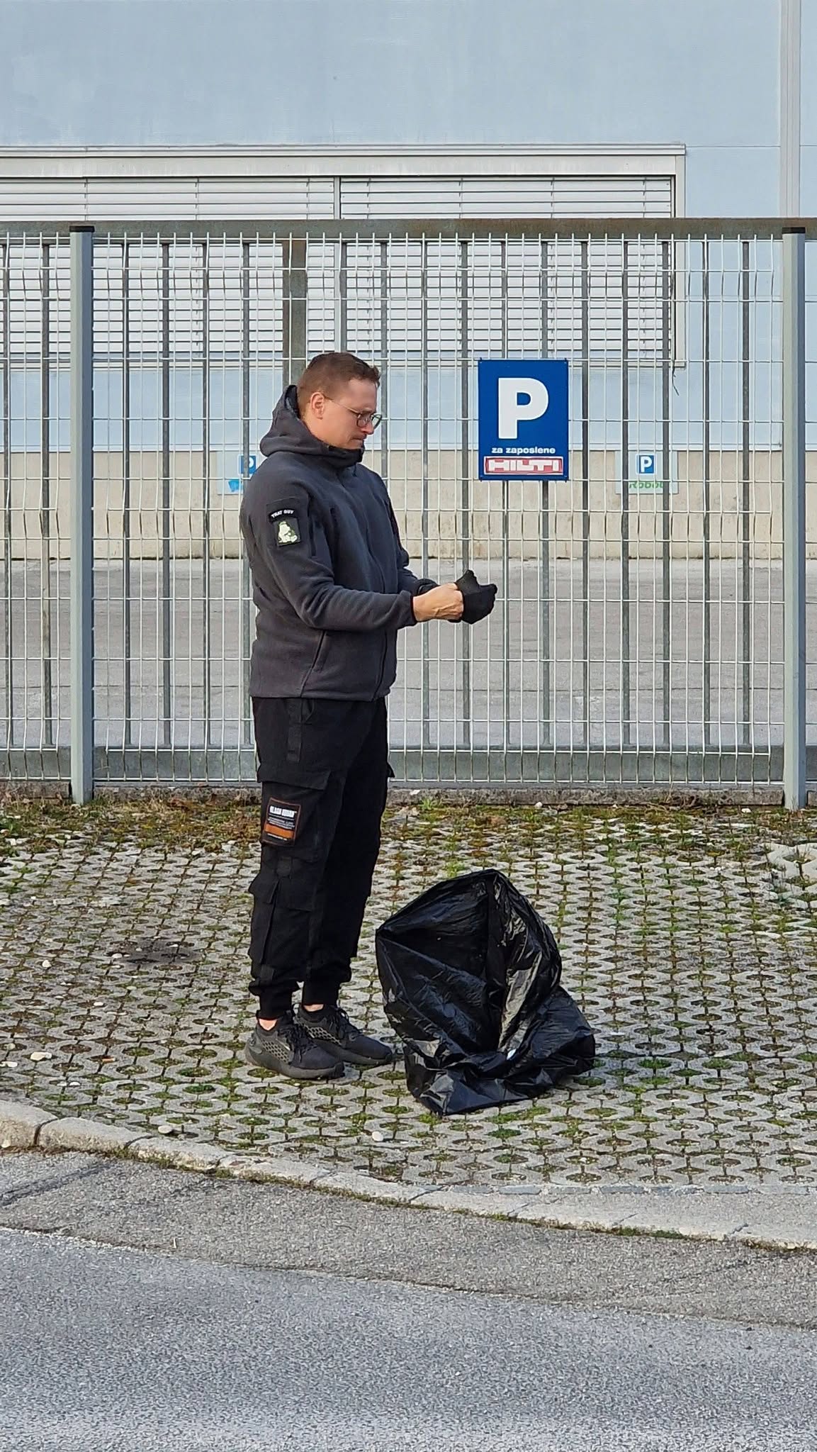 Tudi letos smo se odzvali na čistilno akcijo Občina Trzin in se en dan pred uradnim čiščenjem odpravili v dodeljeno industrijsko cono Trzin, ter čistili že tako očiščen Trzin. – fotografija 3