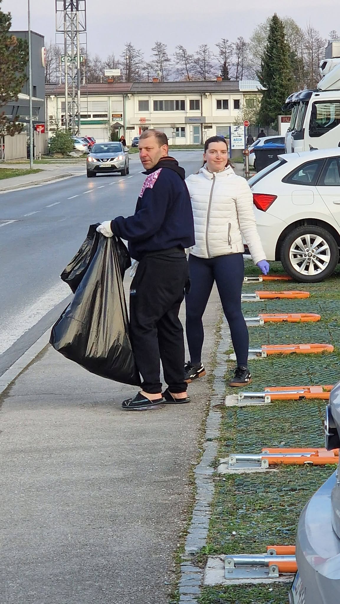 Tudi letos smo se odzvali na čistilno akcijo Občina Trzin in se en dan pred uradnim čiščenjem odpravili v dodeljeno industrijsko cono Trzin, ter čistili že tako očiščen Trzin. – fotografija 5