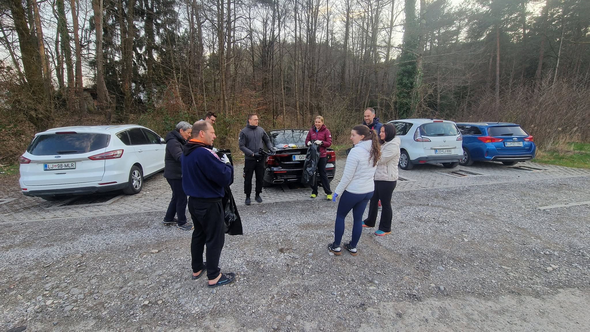 Tudi letos smo se odzvali na čistilno akcijo Občina Trzin in se en dan pred uradnim čiščenjem odpravili v dodeljeno industrijsko cono Trzin, ter čistili že tako očiščen Trzin. – fotografija 6