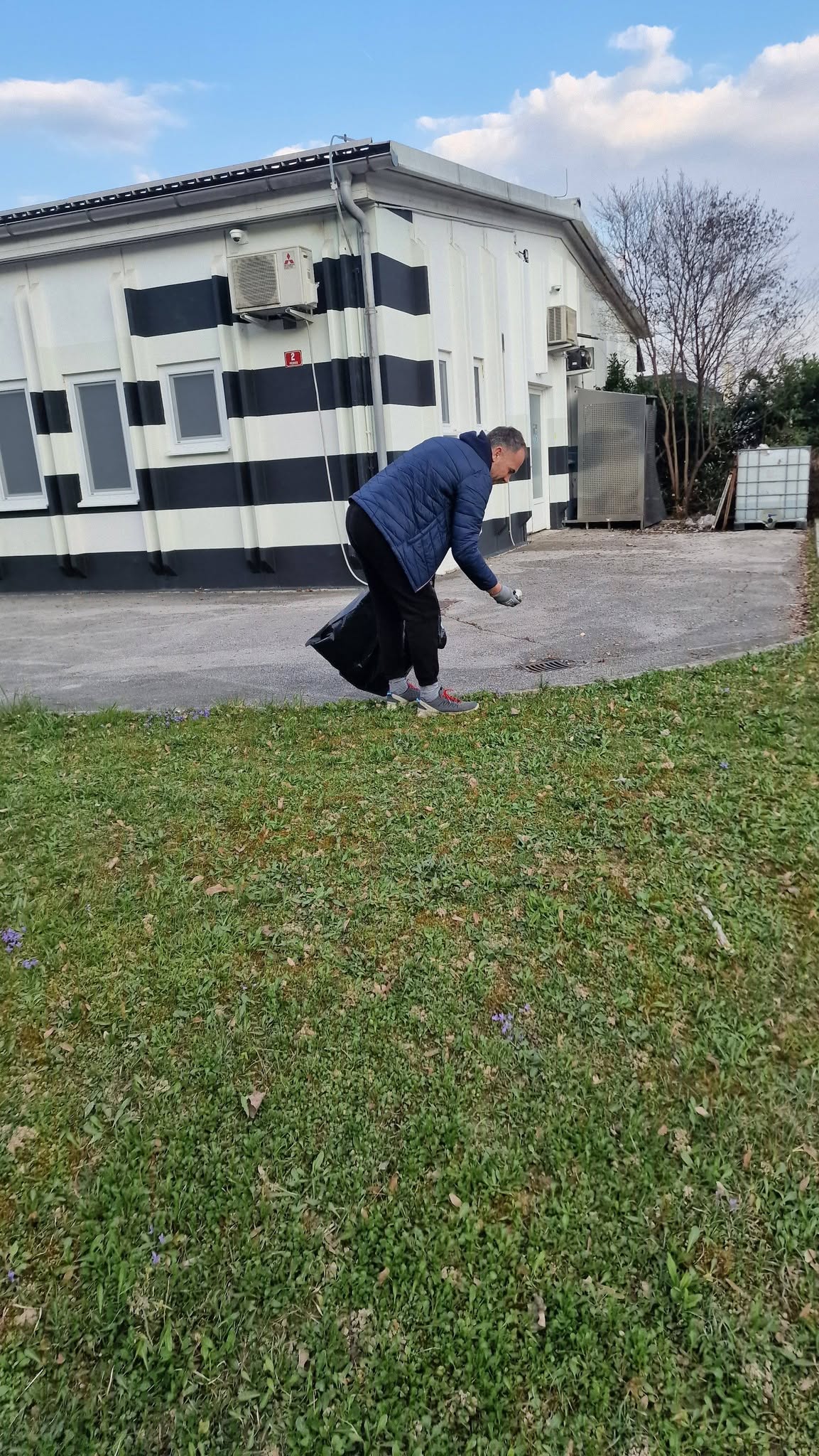 Tudi letos smo se odzvali na čistilno akcijo Občina Trzin in se en dan pred uradnim čiščenjem odpravili v dodeljeno industrijsko cono Trzin, ter čistili že tako očiščen Trzin. – fotografija 7