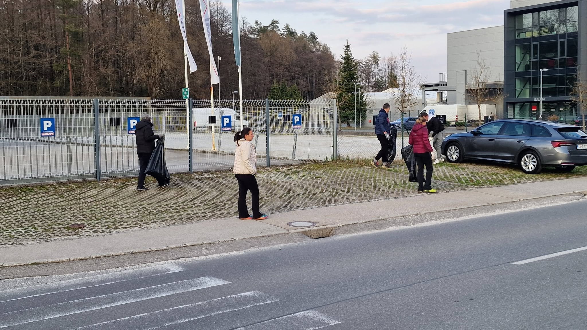 Tudi letos smo se odzvali na čistilno akcijo Občina Trzin in se en dan pred uradnim čiščenjem odpravili v dodeljeno industrijsko cono Trzin, ter čistili že tako očiščen Trzin. – fotografija 8