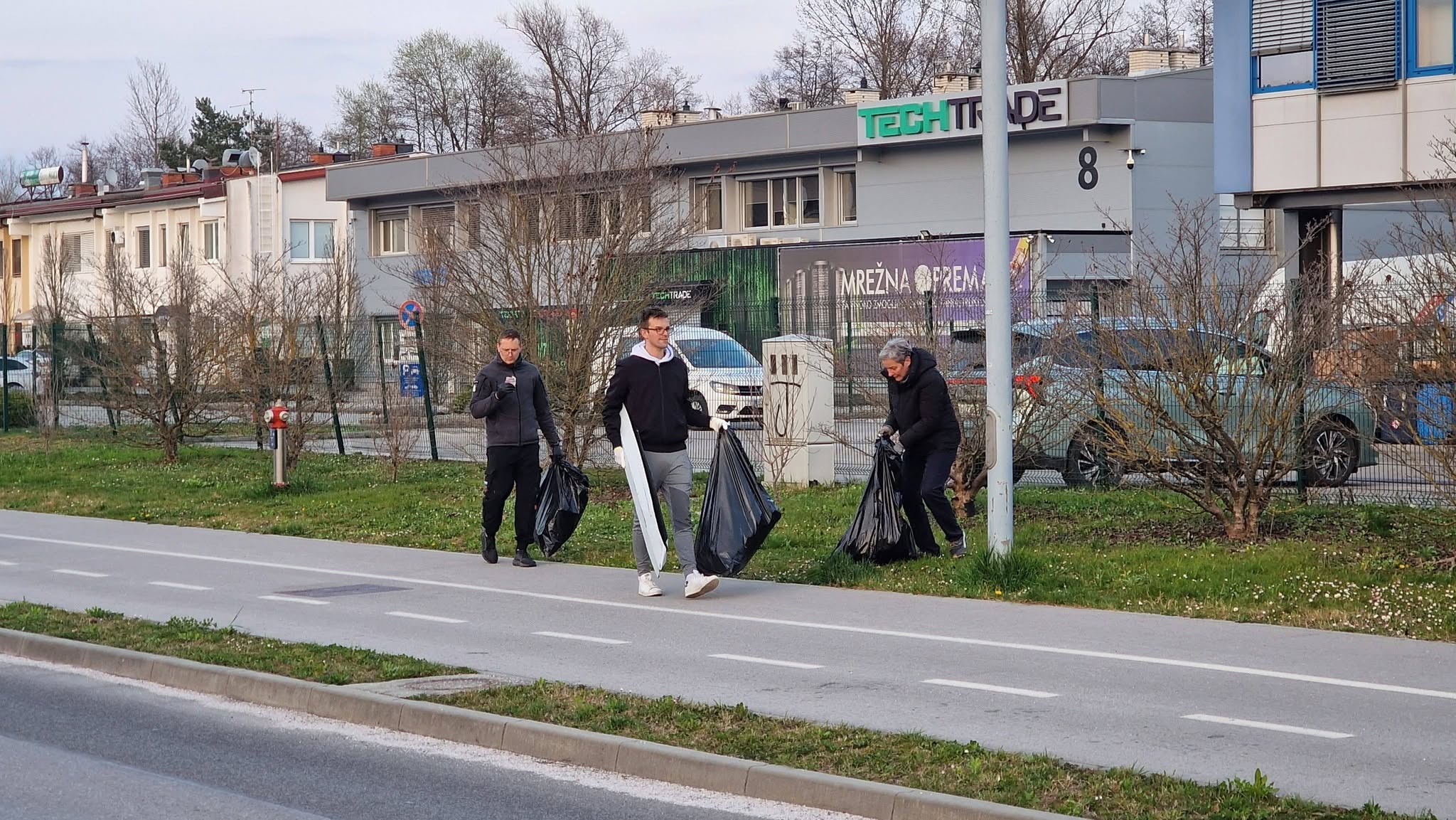 Tudi letos smo se odzvali na čistilno akcijo Občina Trzin in se en dan pred uradnim čiščenjem odpravili v dodeljeno industrijsko cono Trzin, ter čistili že tako očiščen Trzin. – fotografija 9