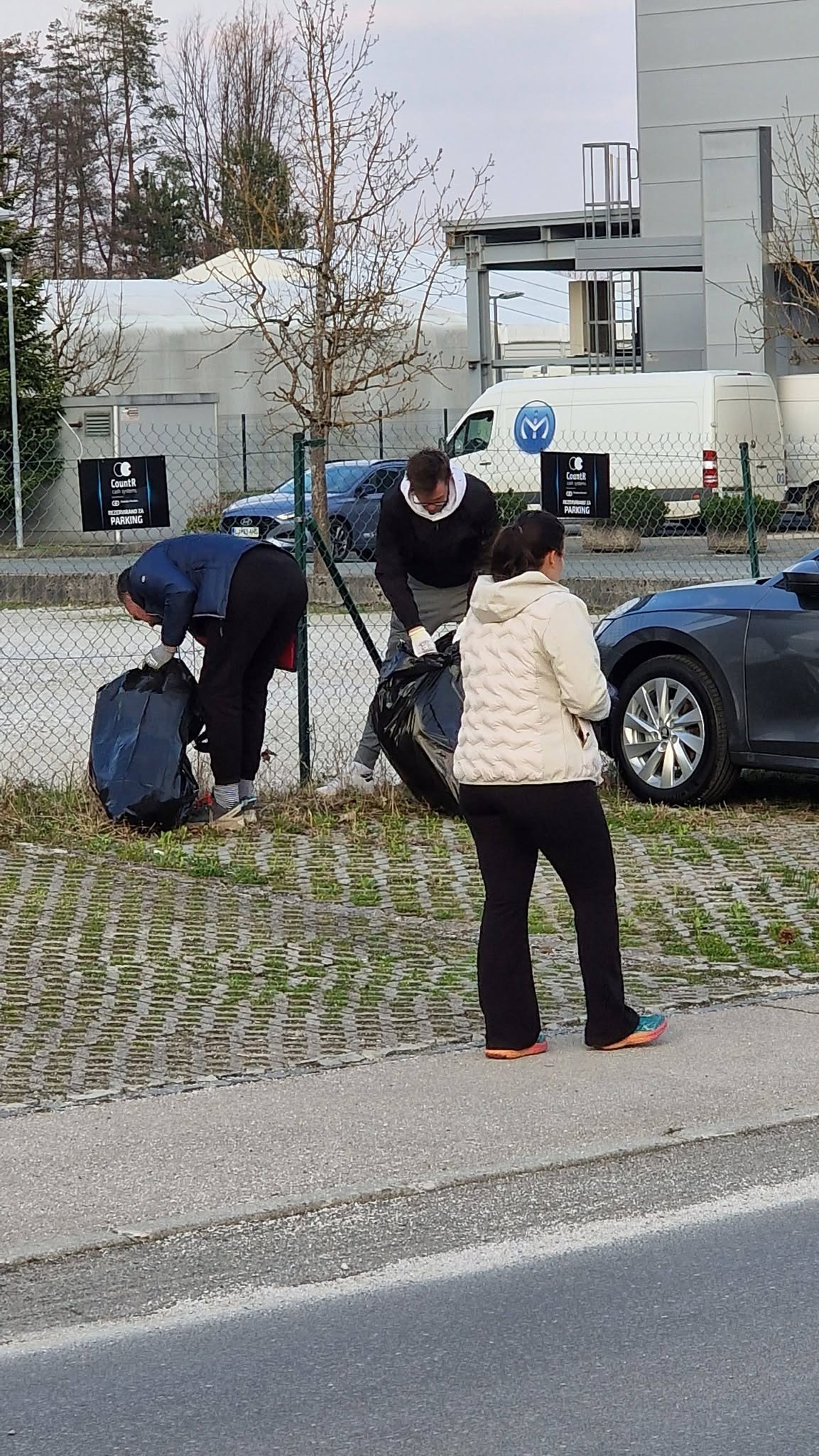 Tudi letos smo se odzvali na čistilno akcijo Občina Trzin in se en dan pred uradnim čiščenjem odpravili v dodeljeno industrijsko cono Trzin, ter čistili že tako očiščen Trzin. – fotografija 10